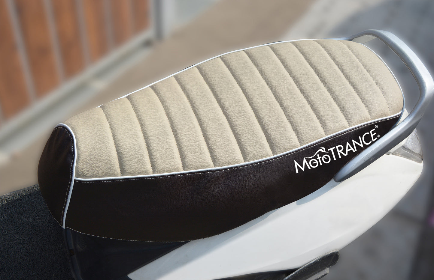 Mototrance PU Leather Designer Bike Scooter Seat Cover for Bajaj Pulsar 135 LS DTS-i - Autofurnish